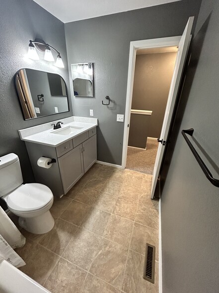 Full bathroom - 11584 Community Center Dr