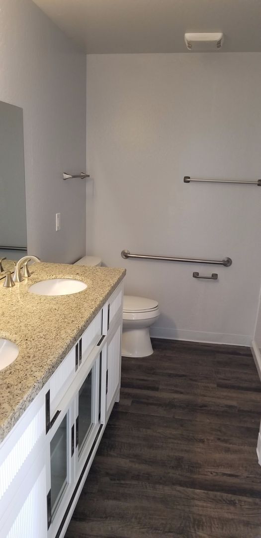 Building Photo - East Davis 3 Bedroom 1 Bathroom Duplex