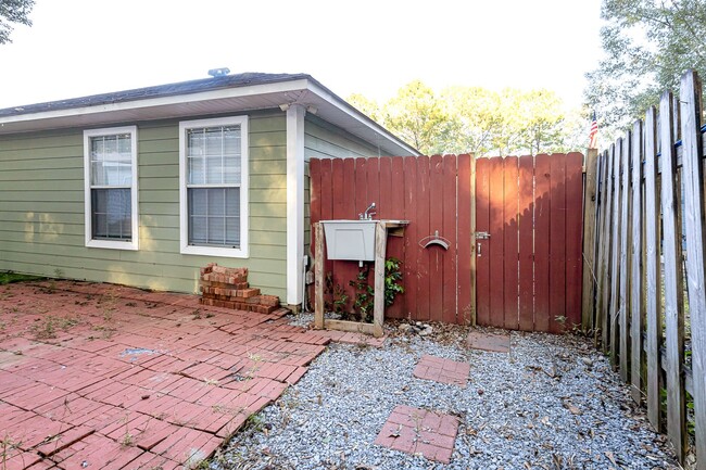 Building Photo - Adorable Home with fenced in backyard!