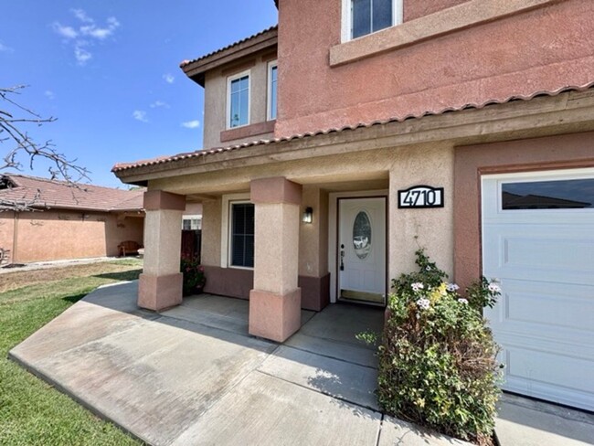 Building Photo - Spacious 4 Bedroom Home with a loft AND bo...