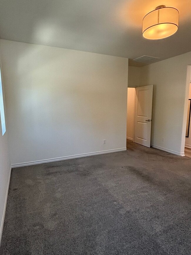 Building Photo - $500 OFF SECOND MONTH RENT SPECIAL!! - Bright Four-Bedroom Townhome in Whittier and Walkable Palm...