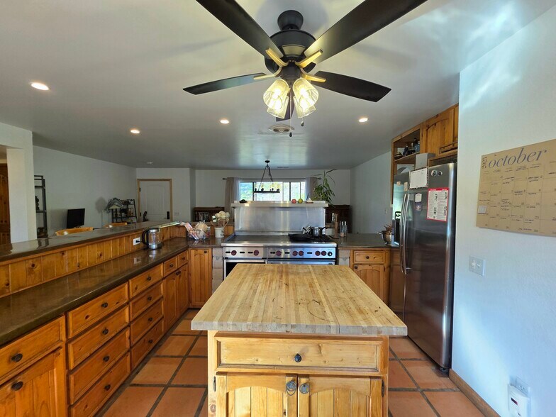 Building Photo - 2029 Willow Glen Rd