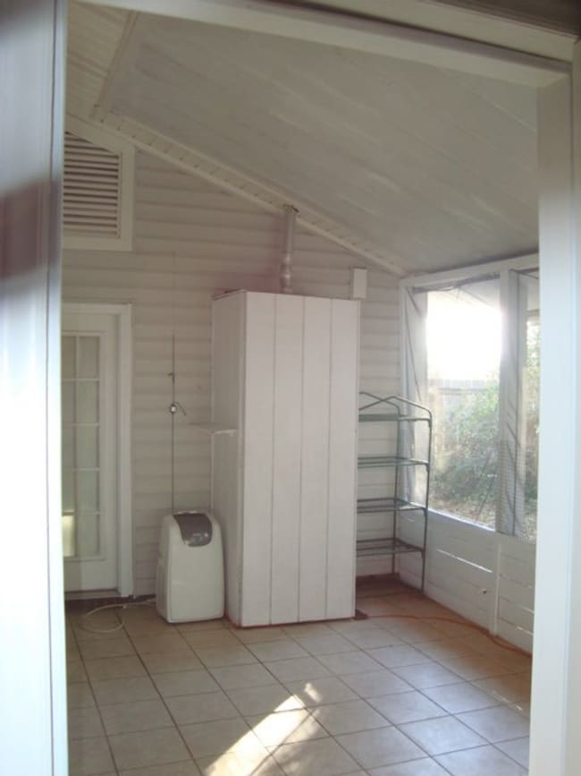 Building Photo - Renovated 4 bedroom available now to rent!