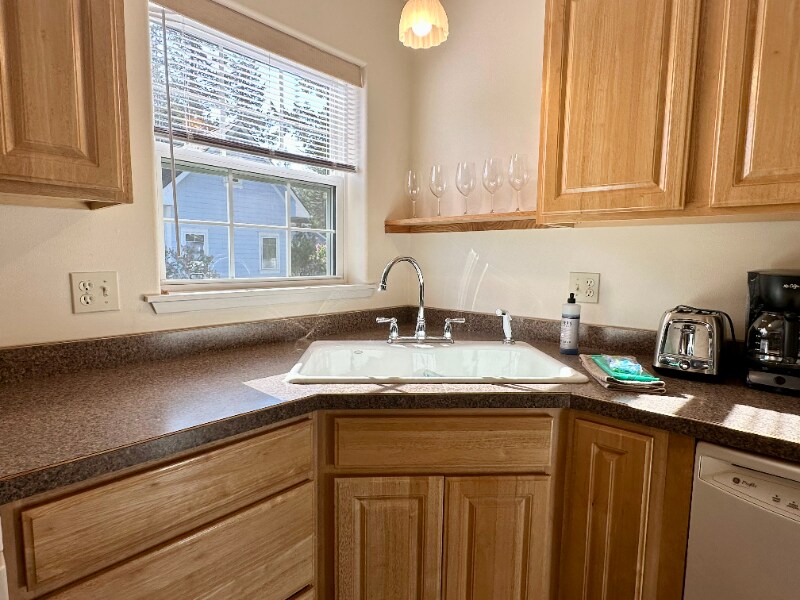 Building Photo - 12 River Falls Dr