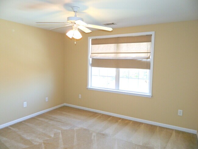 Building Photo - 1101 Brighton Dr