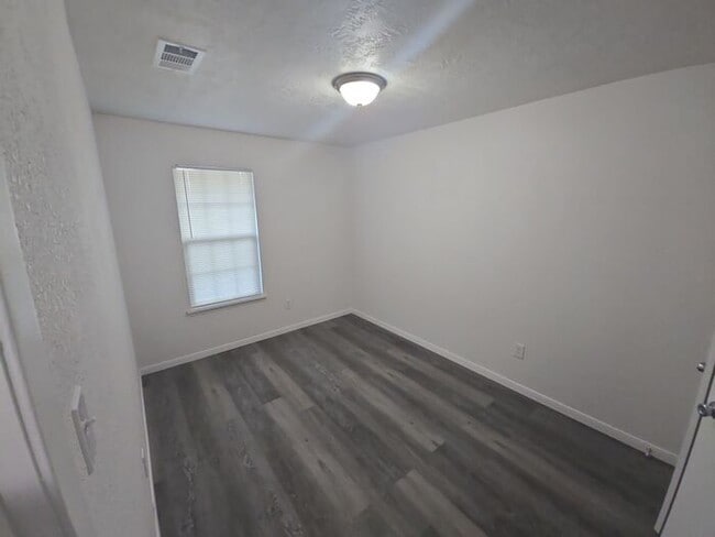 Building Photo - **Newly Renovated 2-Bed Duplex with Privat...