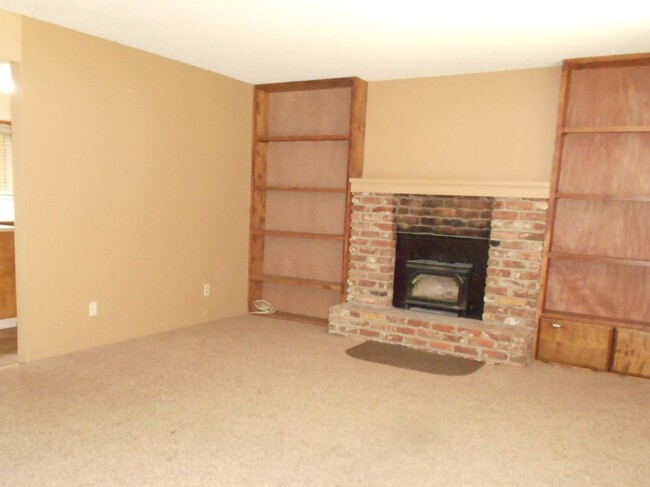 Building Photo - 2 bedroom 1 1/2 bath house located in Yuba...