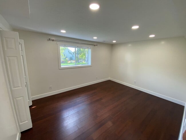 Building Photo - Light and Bright Basement apartment