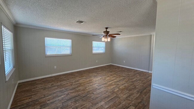 Building Photo - 2 bed 1 bath just remodeled