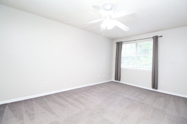 Building Photo - Updated 2BR/1.5BA End-Unit Townhome Near N...