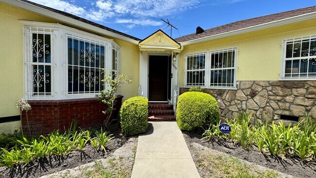 Building Photo - Charming House  with Large yard