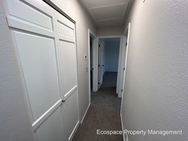 Building Photo - Four Bedroom House in the Smoky Hill neigh...