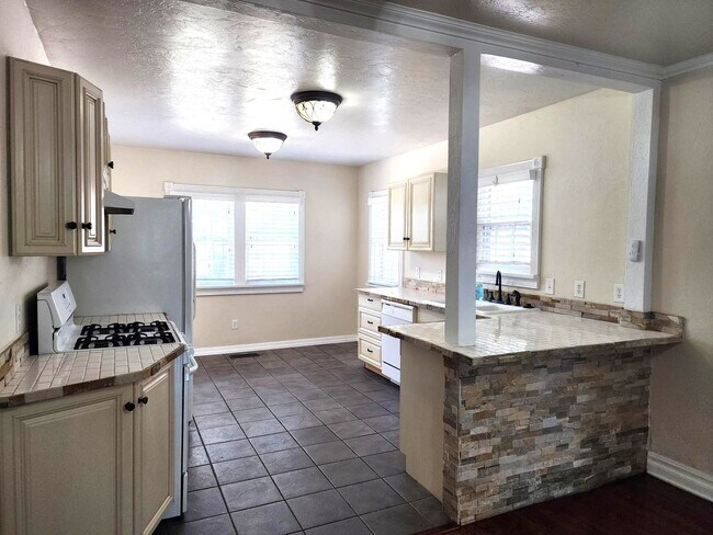 Building Photo - AMAZING 3 BED, 2 BATH Plus Study MILLERS ADDITION NW OKC