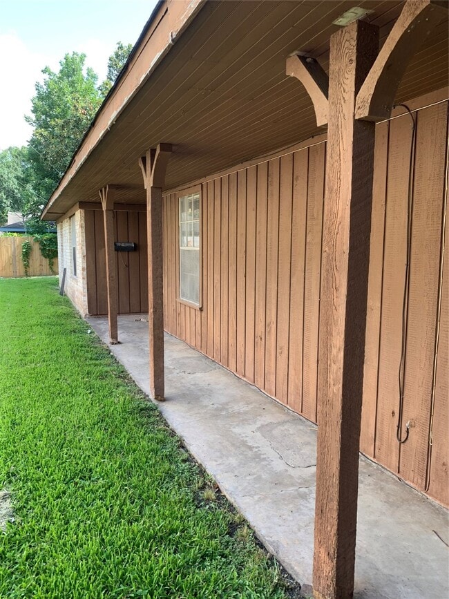 Building Photo - 11602 Roos Rd