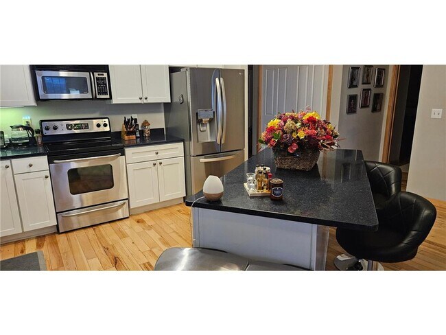 Building Photo - 2201 Village Ln