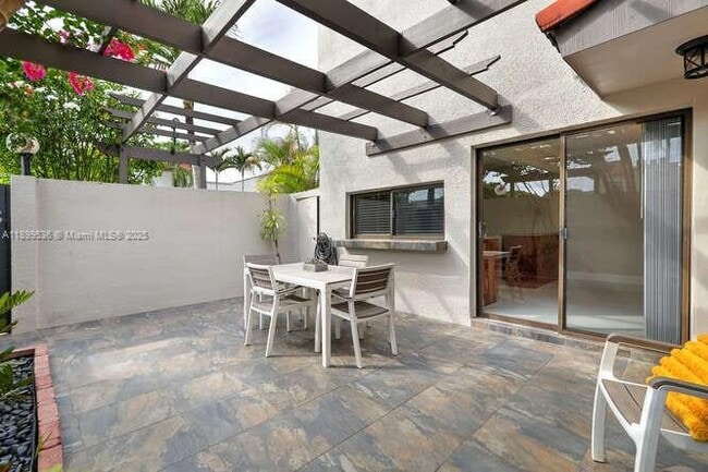Building Photo - 4732 SW 67th Ave