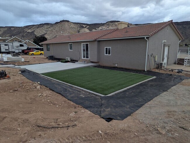 Building Photo - Quiet neighborhood, 3 bedroom, 2 bath home, huge front patio/deck, RV parking!