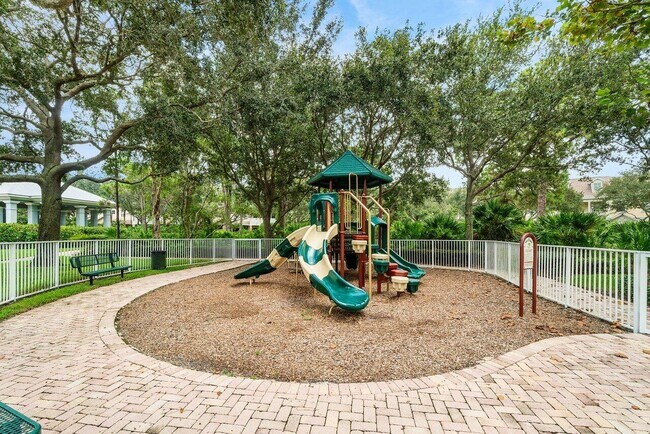 Building Photo - 212 W Thatch Palm Cir