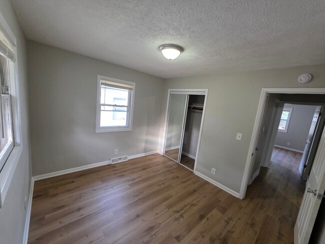 Building Photo - 4 bedroom HOUSE For RENT