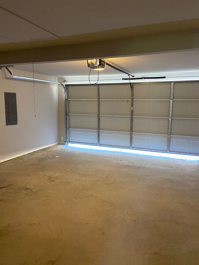 Building Photo - *NOW PRELEASING* Three Bedroom | Two Bathroom Home in Fairview Haven