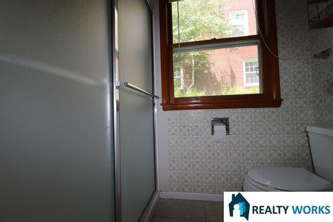 Building Photo - Charming 5 bed House!