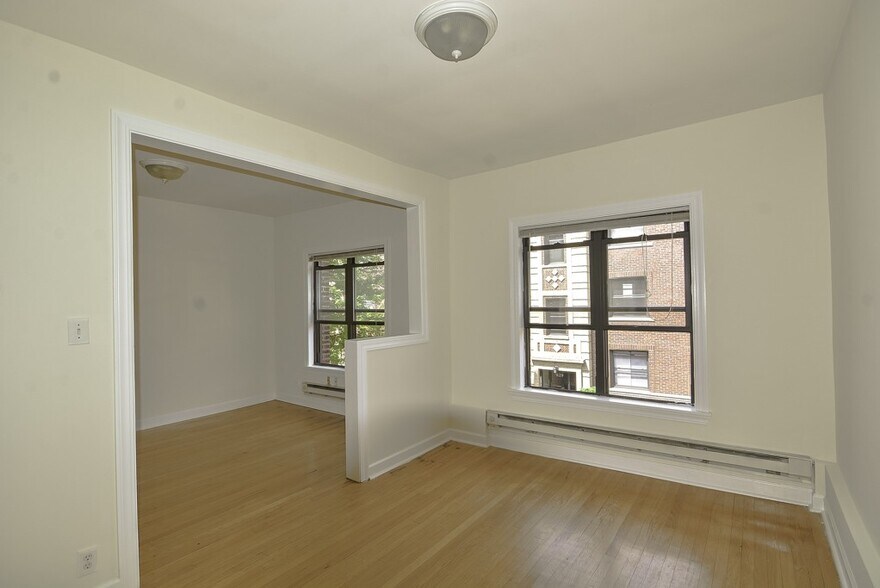 Building Photo - 820 W Waveland Ave