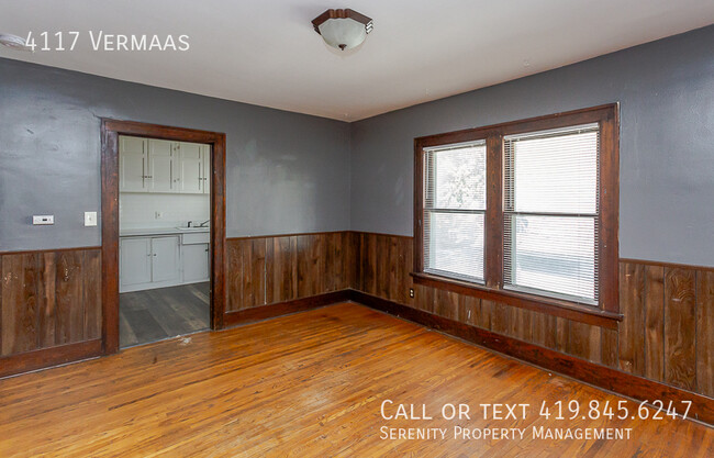 Building Photo - Charming Two Bedroom Upper Unit Duplex For...