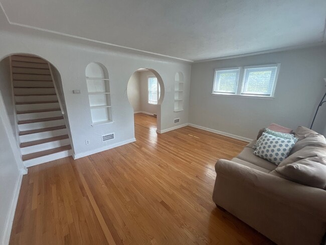 Building Photo - 3BR Duplex Midtown- June 1 move-in