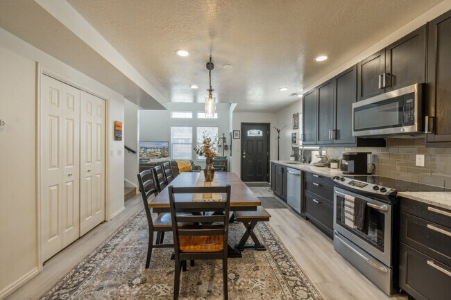 Building Photo - 924 Lowell Ave S