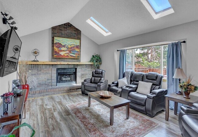 Building Photo - 4 Bed 4 Bath Home in District 20!!!