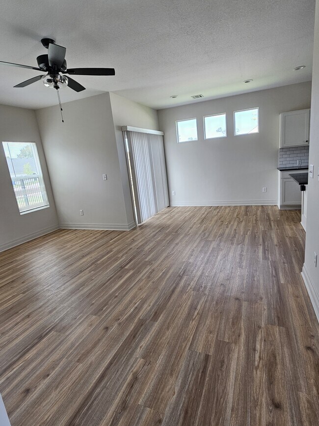 Building Photo - 1812 E Village Estates Dr