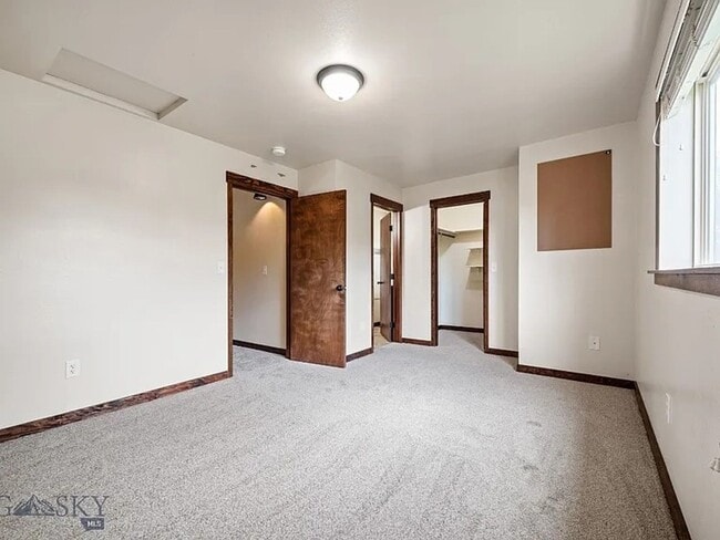 Building Photo - Cute House, Large Yard