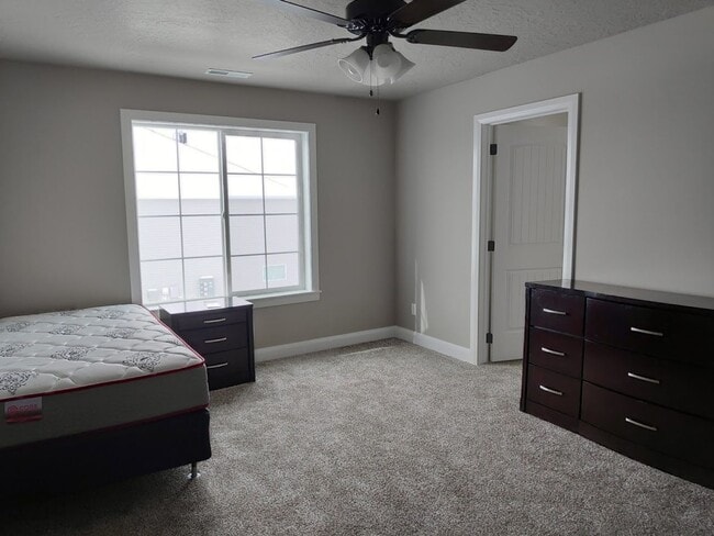 Building Photo - Brand New Townhome