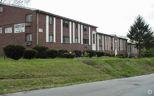 Primary Photo - Ravenswood Apartments