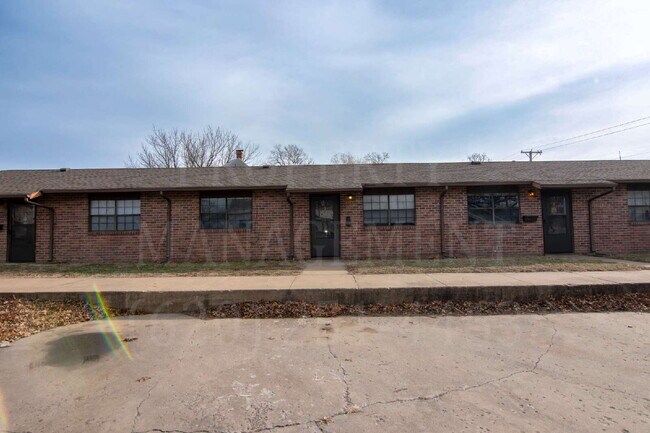 Building Photo - Charming 2-Bedroom Apartment
