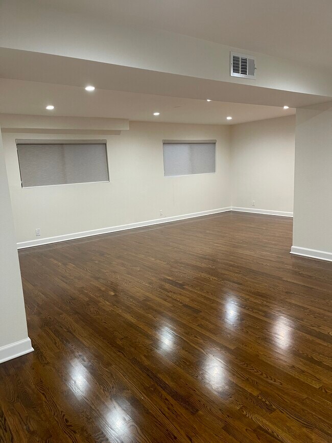 Building Photo - 12244 Magnolia Blvd