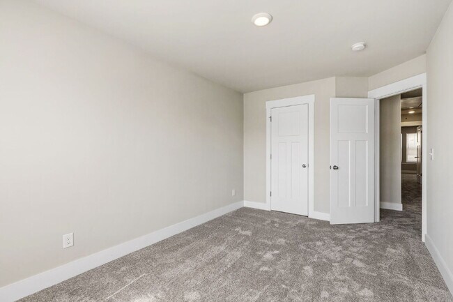 Building Photo - Craftsman 3BD Townhome Near Downtown Greenville | Garage + Granite Kitchen