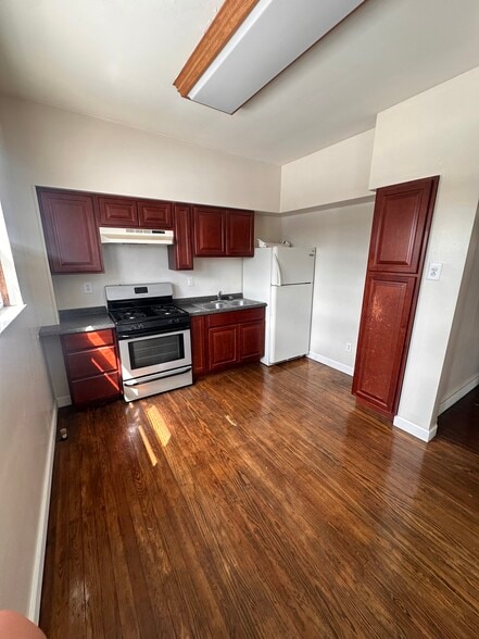 Building Photo - 426 Broad Ave