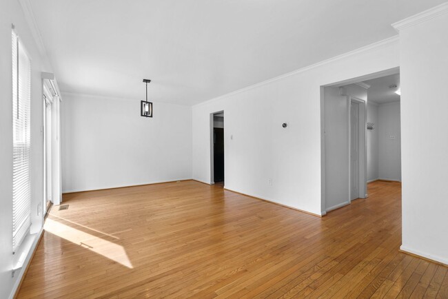 Building Photo - Spacious Townhome