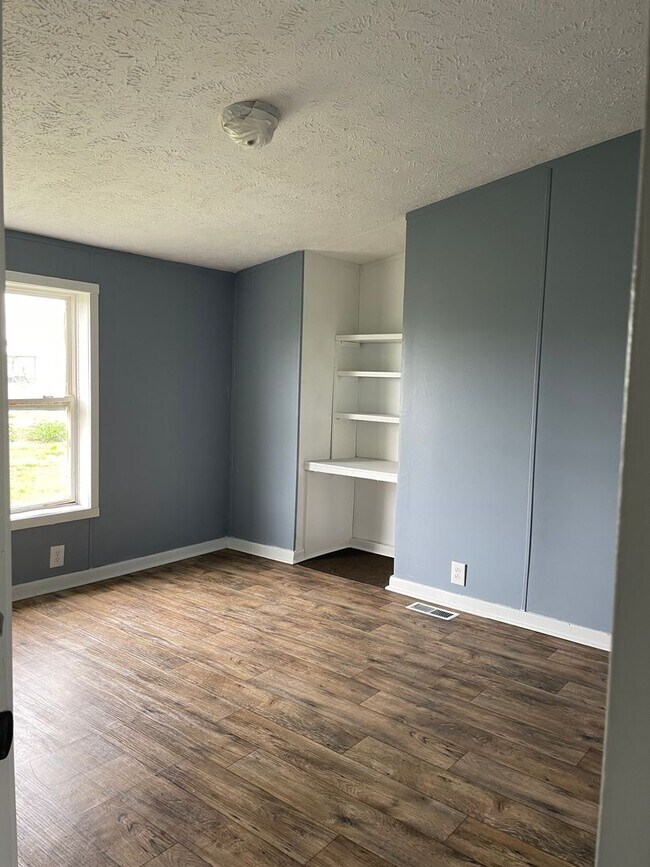 Building Photo - 4 bedroom, 2 bath doublewide trailer