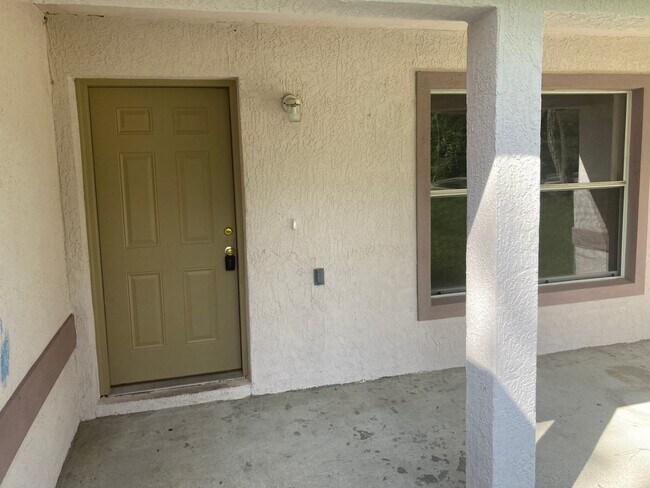 Building Photo - 3/2 Home Silver Springs Shores
