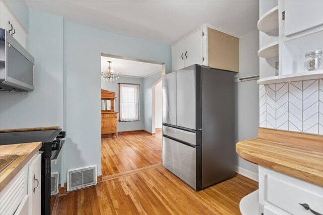 Building Photo - 9108 S Utica Ave