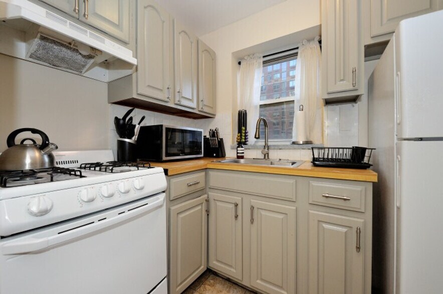 Building Photo - 348 W 38th St