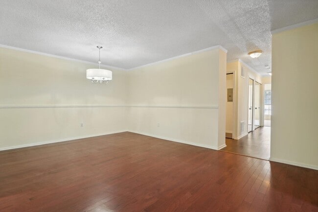 Building Photo - 14 Walnut St