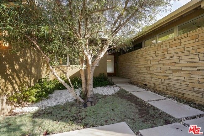 Building Photo - 1700 San Ysidro Dr