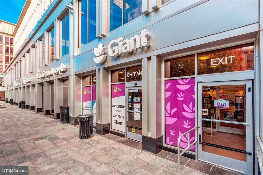 Giant Supermarket - 2939 Van Ness St NW