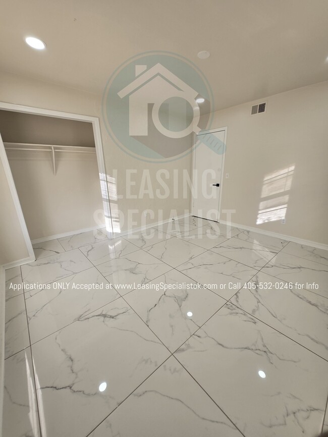 Building Photo - Spacious Village 3 Bed 2 Bath Home!