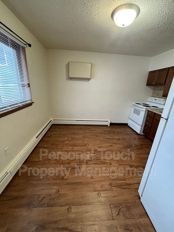 Building Photo - 132 6th Ave N