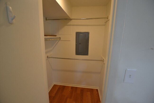 Building Photo - Newly updated, 2 bedroom, 2 bath Condo at Westdale Club Condos