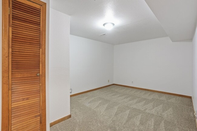 Building Photo - Beautifully Updated 3BR/2.5BA Home in Longmont – $300 Off First Month's Rent